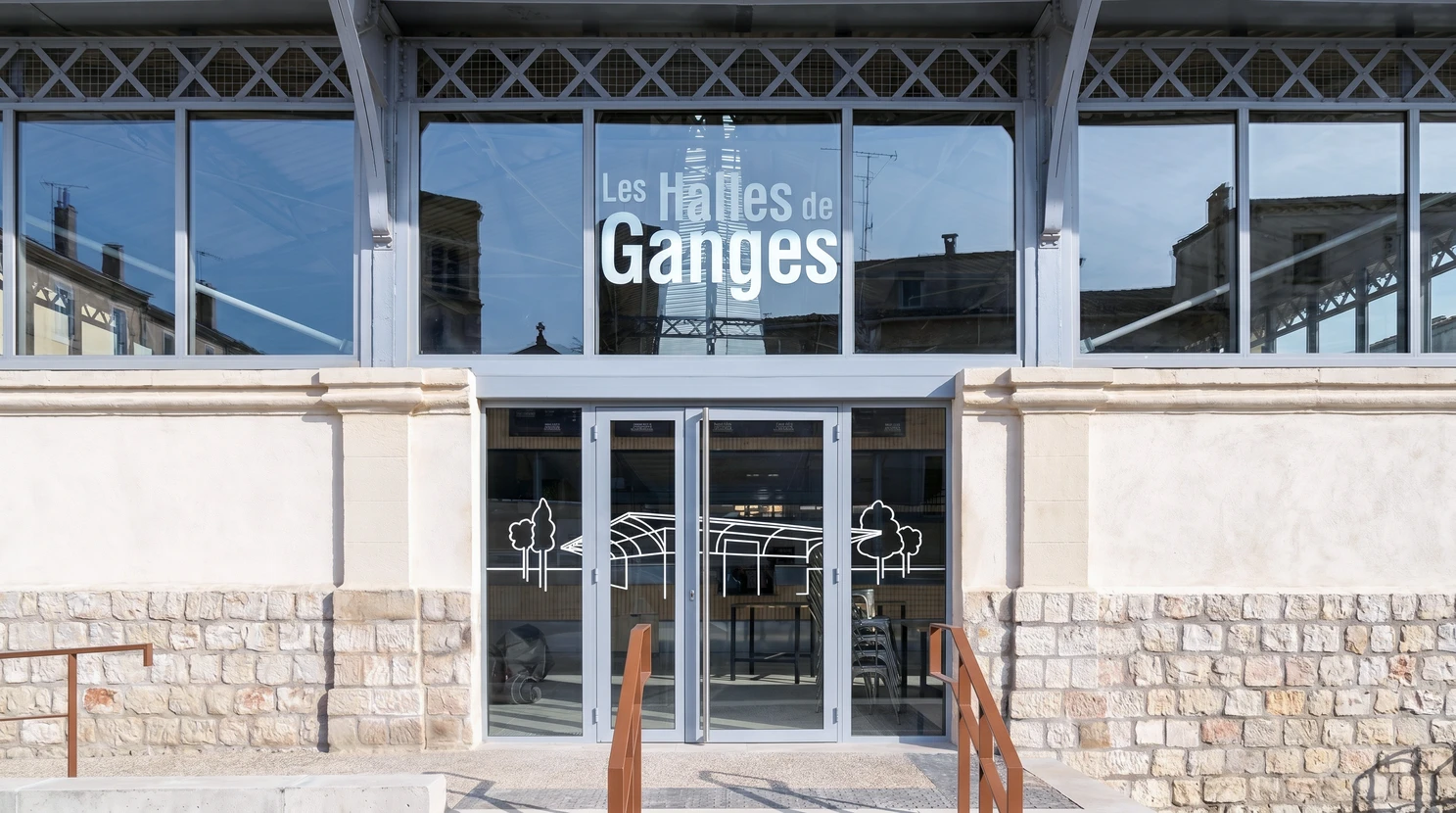 Photographie professionnelle en couleur montrant la façade d'un commerce avec une enseigne lumineuse moderne et professionnelle, un panneau signalétique bien visible, et éventuellement des éléments de covering ou marquage adhésif visibles sur la vitrine ou la devanture. La scène doit montrer clairement un travail de signalétique et communication visuelle de qualité professionnelle, réalisé pour un client professionnel (commerce, artisan, agence, etc.). L'image doit être nette, bien éclairée, et montrer le résultat final du type de prestations proposées par Atelier JPB Communication (enseignes, panneaux, signalétique).